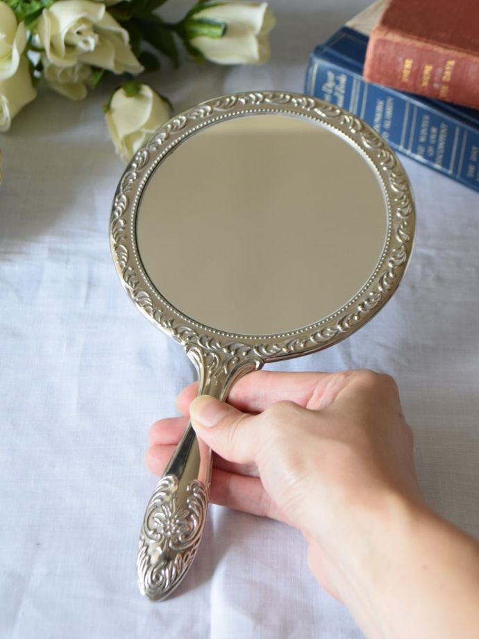 イギリスのアンティークミラー、装飾が美しいシルバープレートの手鏡(m