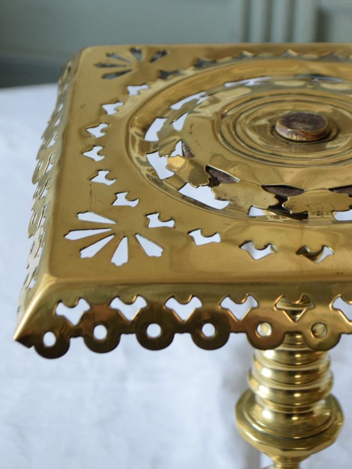 アンティークの真鍮製の雑貨、レースのような透かし模様が美しいケトル