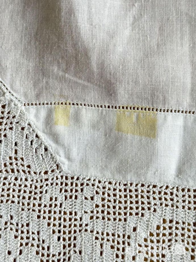 フランスから届いたアンティーク雑貨、美しいフィレレースのテーブル