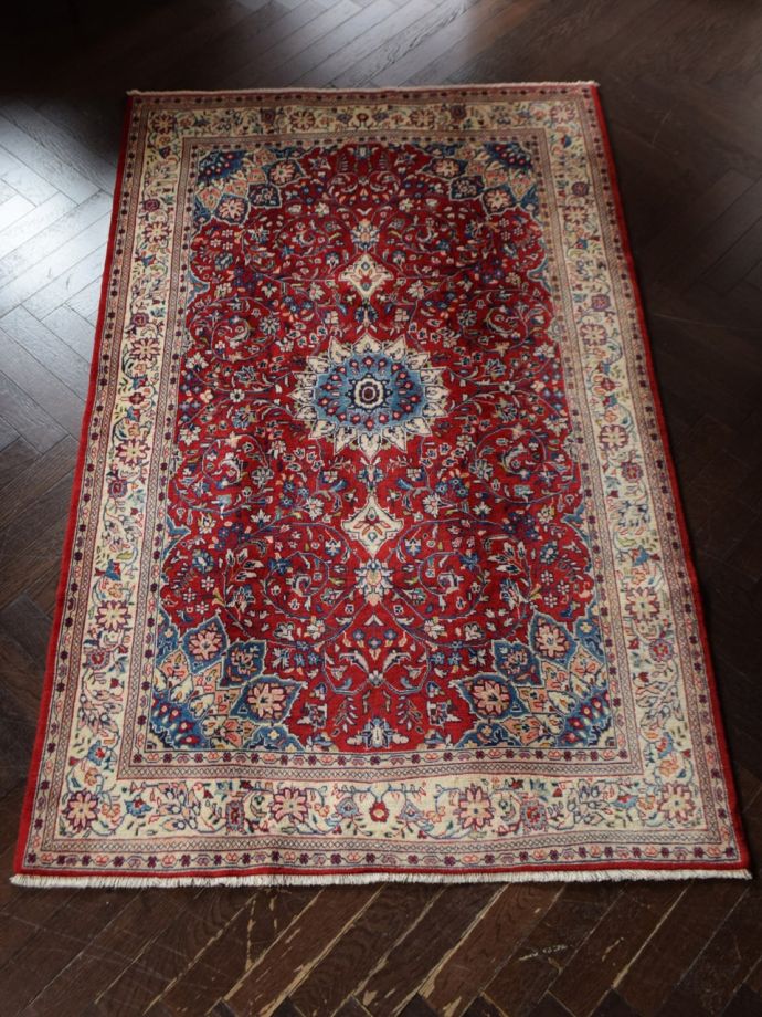 メダリオン模様が美しいビンテージラグ、サルーク（Saroogh）の