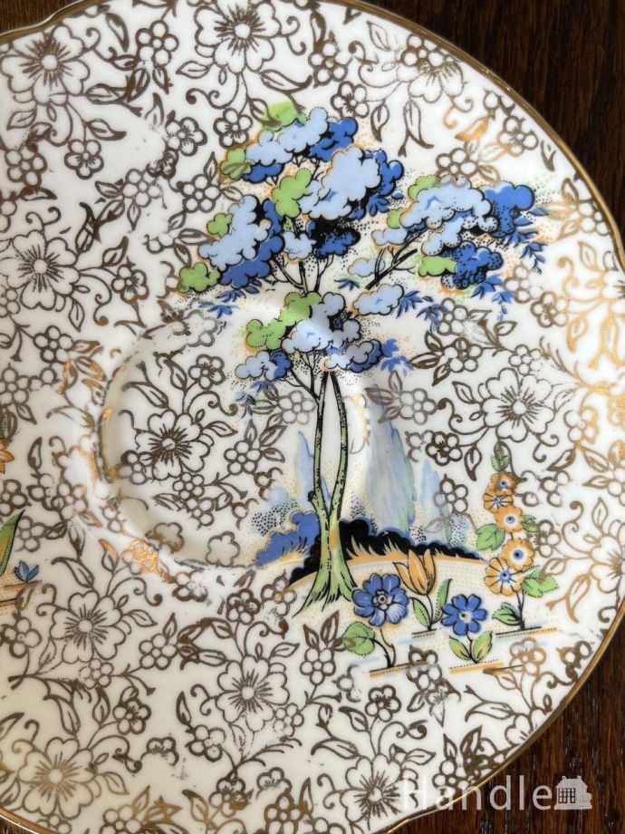 チンツ柄に青いお花が描かれた、キラキラ輝くアンティークのカップ