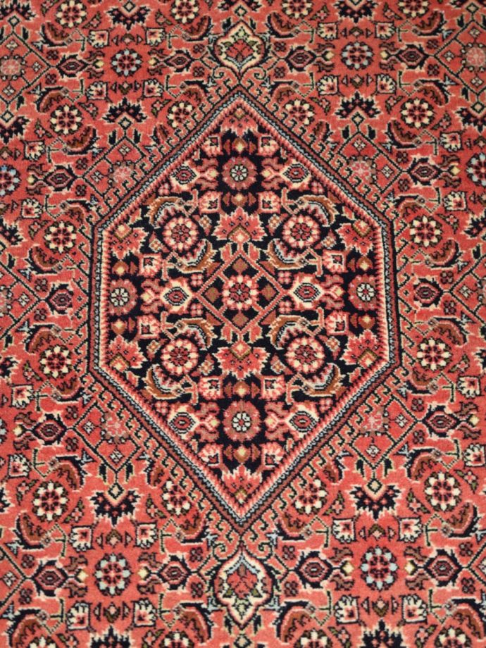 美しい草花が描かれたビジャーのペルシャ絨毯、美しい手結びの