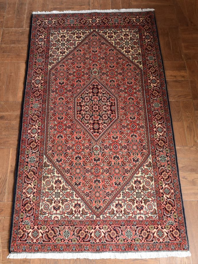 美しい草花が描かれたビジャーのペルシャ絨毯、美しい手結びの