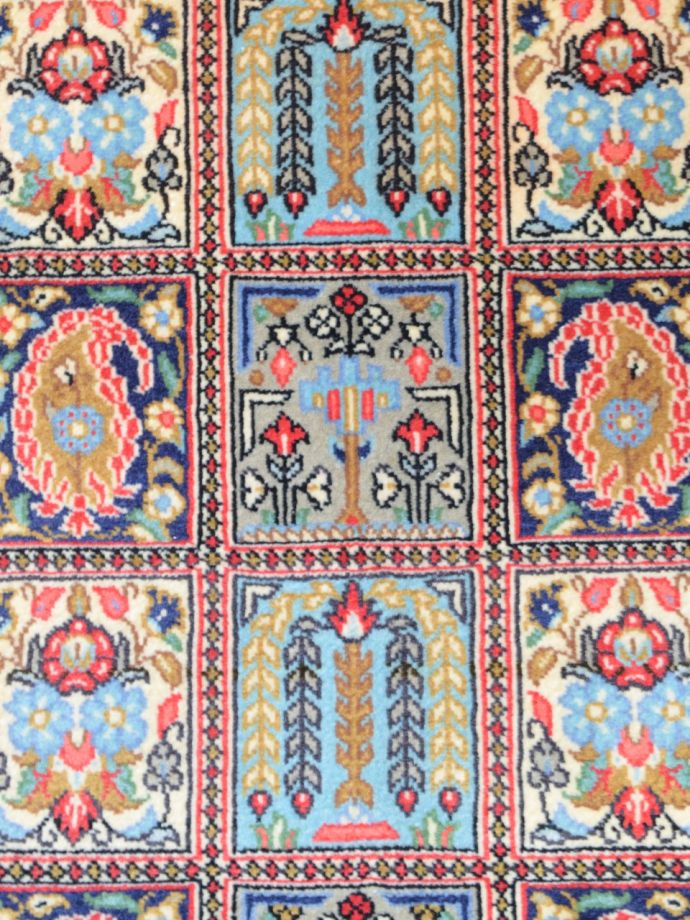 庭園デザインの美しい豪華なペルシャ絨毯、クム（Qum）で織られた