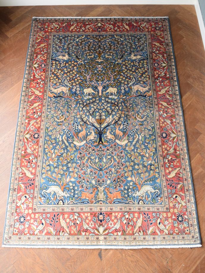 生命力が感じられる美しいペルシャ絨毯、クム（Qum）で織られた