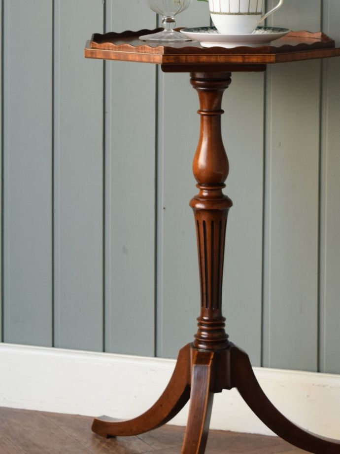 定番のアンティーク家具を買うならコレ！八角形の天板がおしゃれな