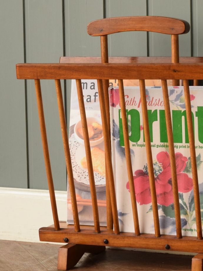 片手で持ち運び出来ちゃうおしゃれな雑誌ラック、英国ビンテージの
