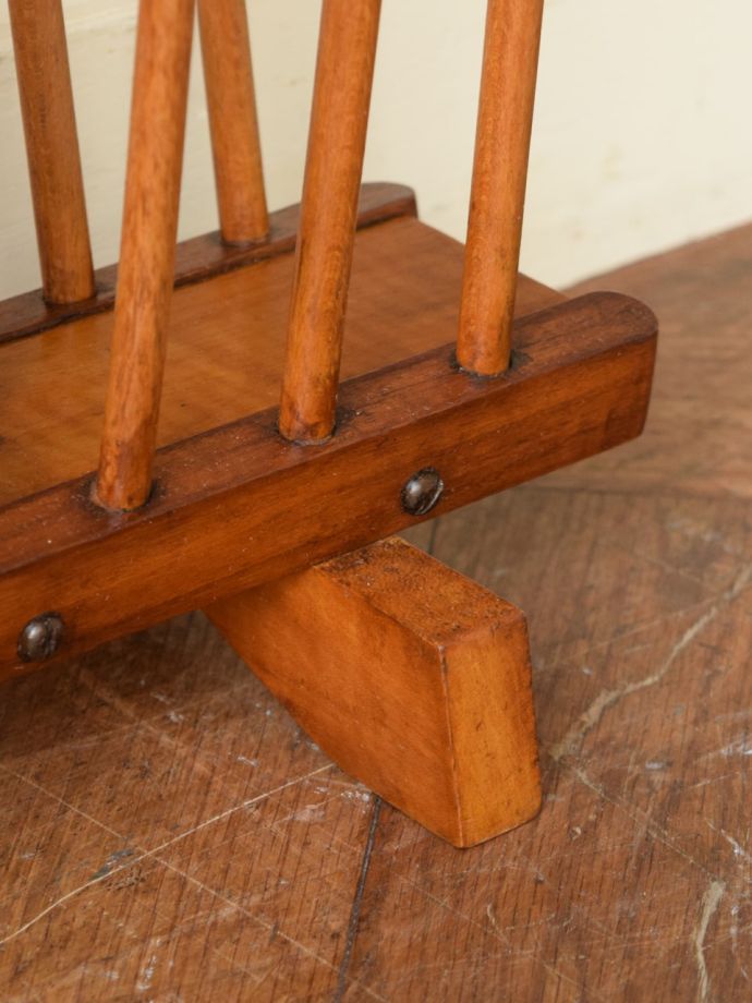 片手で持ち運び出来ちゃうおしゃれな雑誌ラック、英国ビンテージの