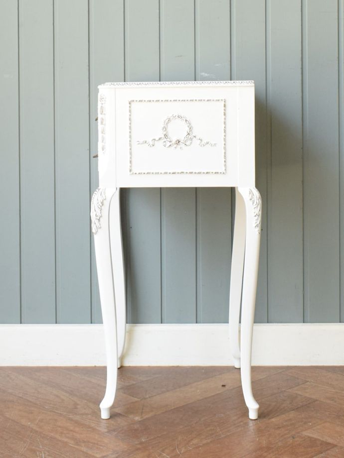 フランスから届いた白いアンティークのサイドチェスト、優雅な猫足の