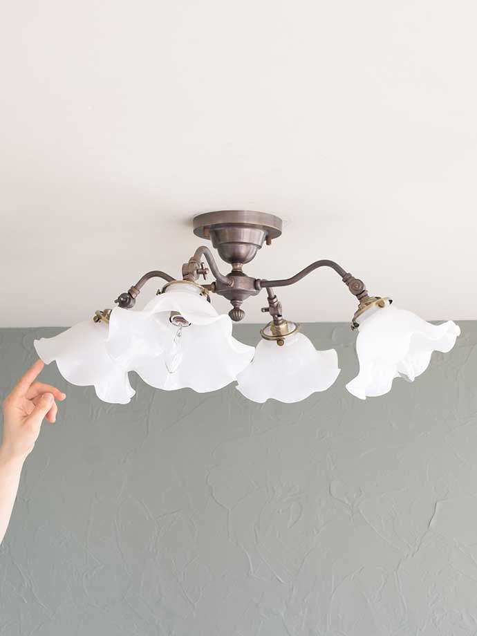 お花の形のガラスシェードが可愛い、アンティーク風のシーリング
