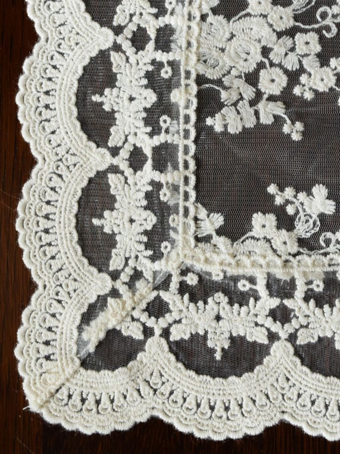 フランスアンティーク風のドイリー、手刺繍風のレースが華やかな