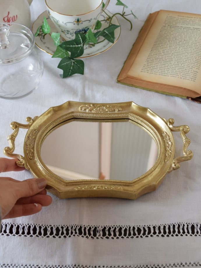 アンティーク風のおしゃれな鏡、いろんな使い方を楽しめるミラートレイ