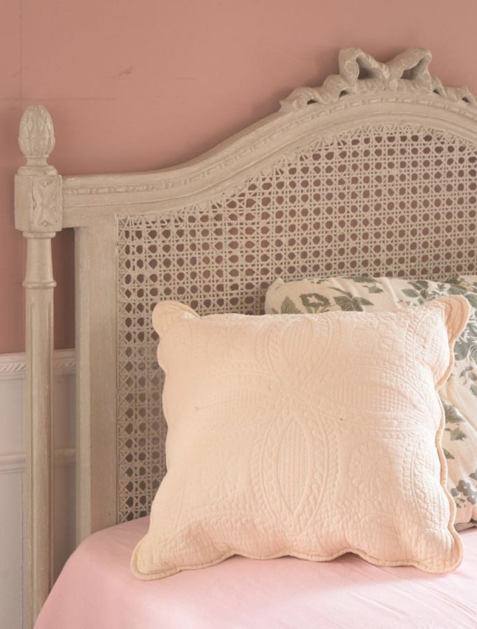 フランスアンティーク風のおしゃれなベッド、コクシグルのベッドヘッド