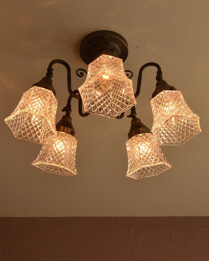 アンティーク風のシーリングタイプの真鍮製シャンデリア（アンティーク