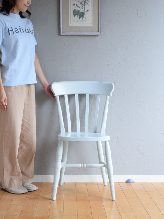 英国アンティークの木製のキッチンチェア、爽やかな色がおしゃれな