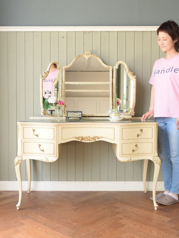 アンティークのおしゃれなドレッサー、フランスから届いた白い