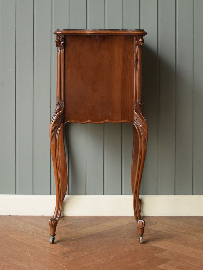 フランスから届いた美しい猫足のアンティークキャビネット、天然大理石