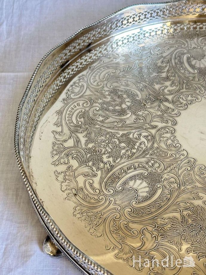 イギリスから届いた美しいシルバーのお盆、透かし彫りが入った
