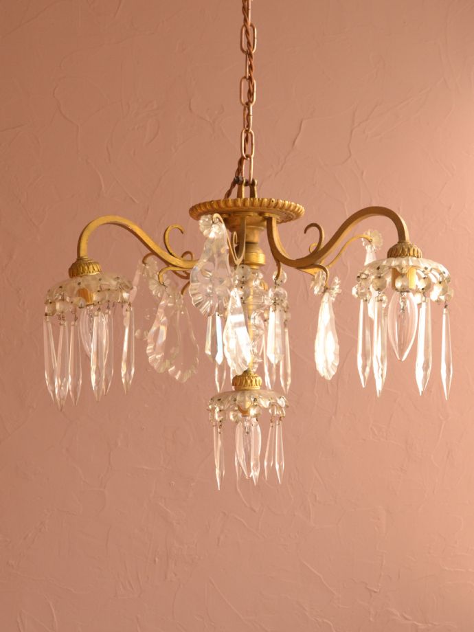 フランスで見つけたガラスが輝くアンティークシャンデリア（4灯