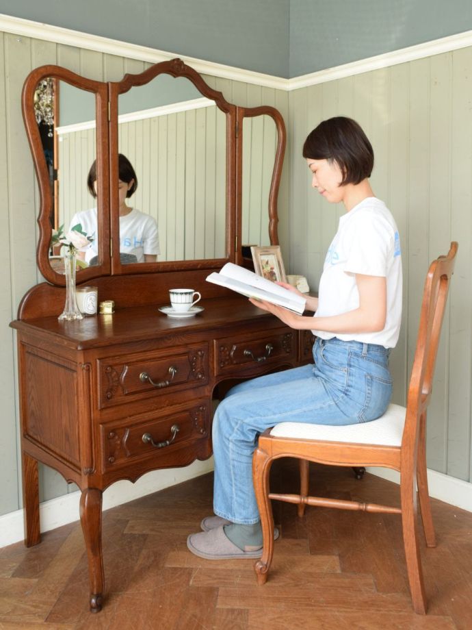 フランスから届いたアンティークの家具、三面鏡が付いたおしゃれな