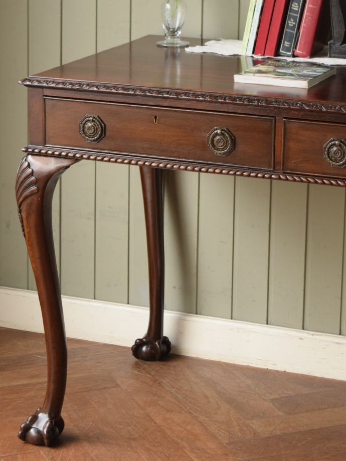 英国から届いたアンティークの書斎机、高級感漂うマホガニー材の