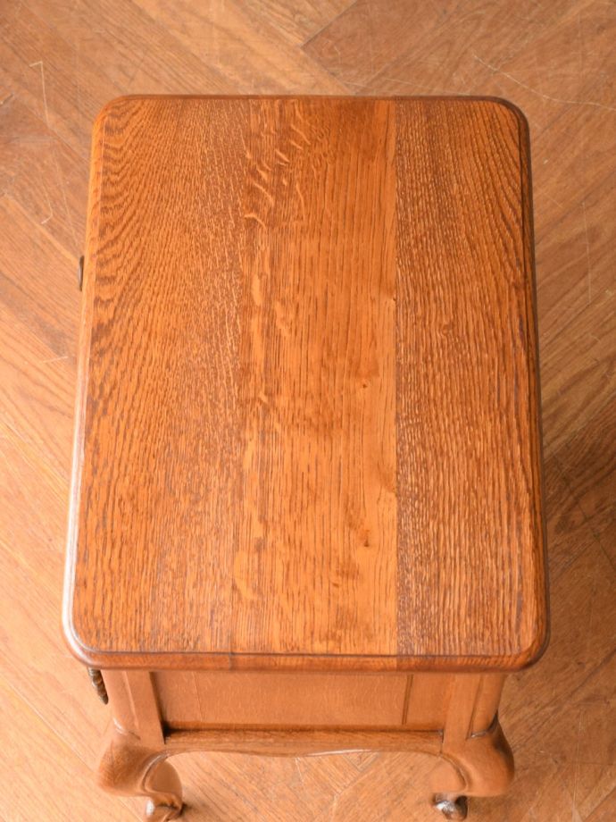 フランスの小さなアンティーク家具、優雅な猫脚が美しいナイトテーブル