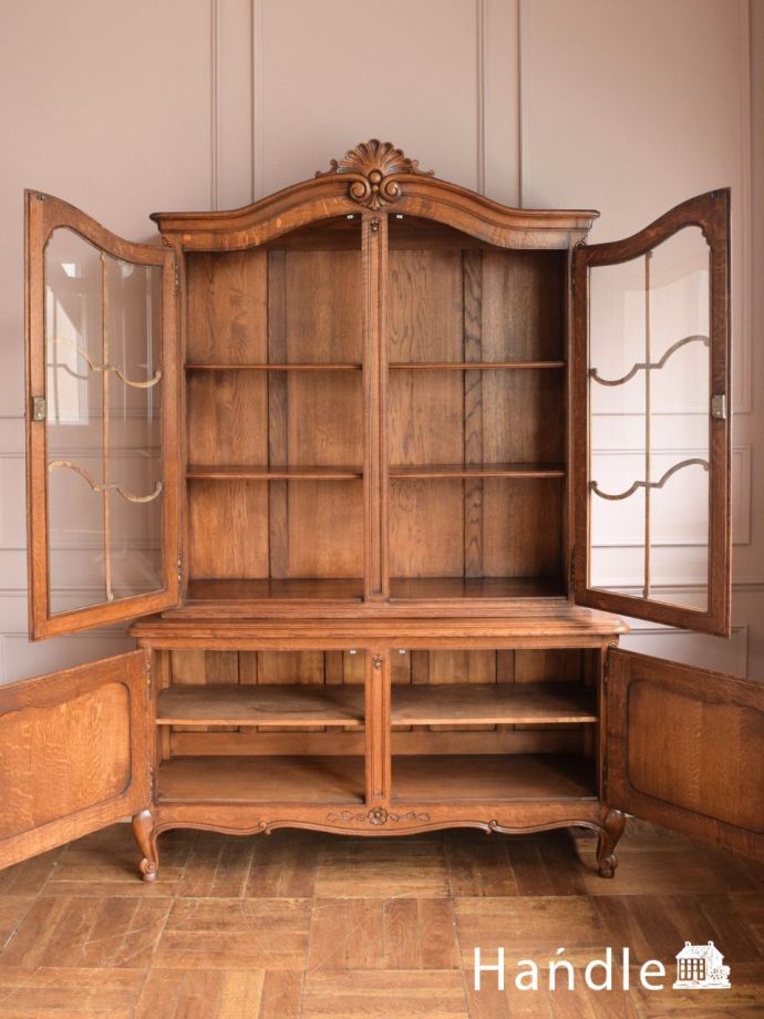 フランスから届いたアンティークの家具、猫足がおしゃれなガラスの