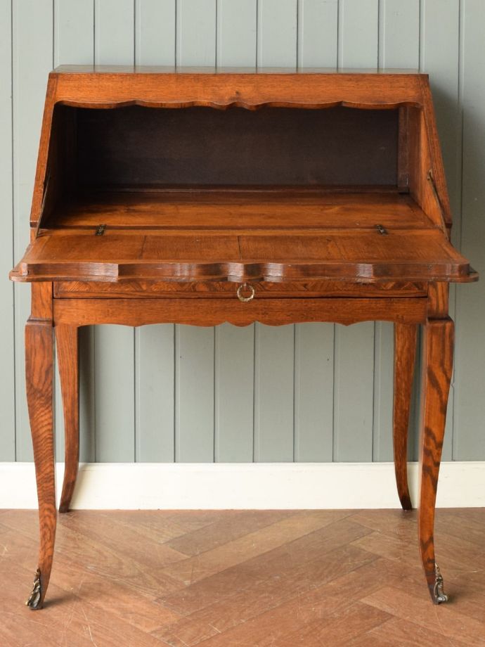 フランスから届いたパーケットリーの収納机、優雅な猫足のアンティーク
