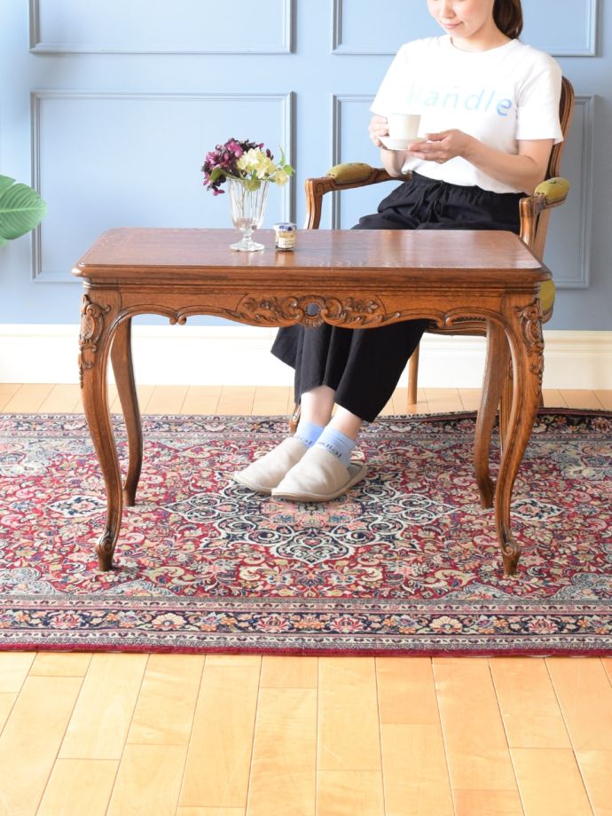 南フランスから届いたエレガントなコーヒーテーブル、優雅な猫脚と彫が