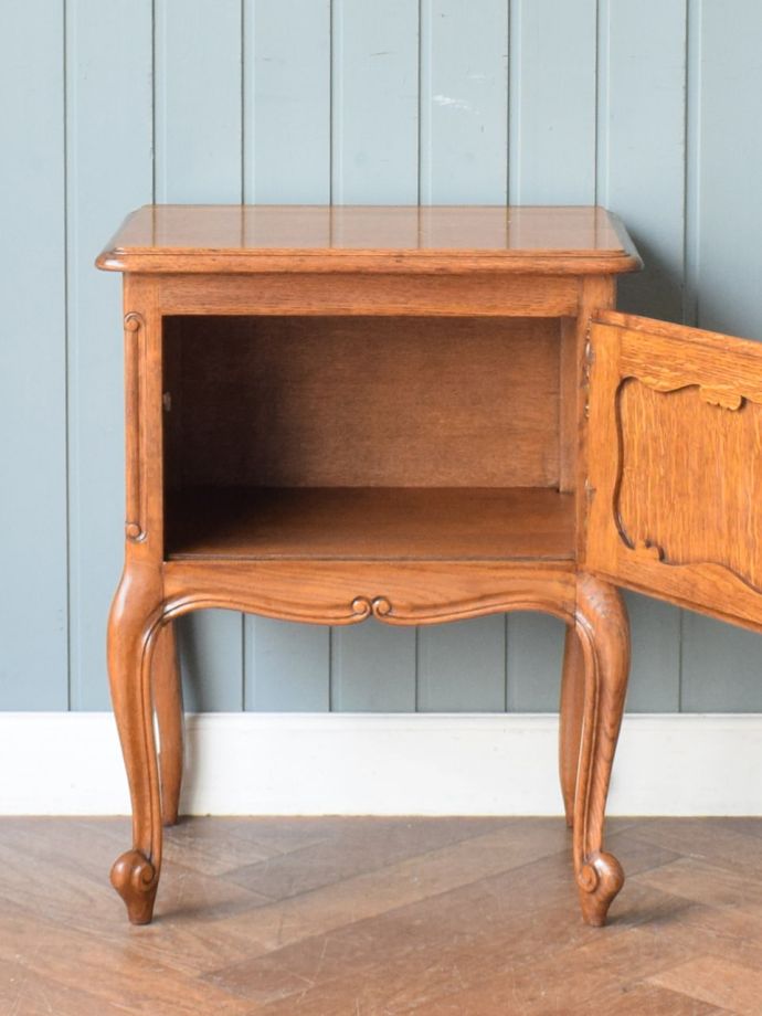 フランスアンティークのサイドキャビネット、猫足が美しいおしゃれな