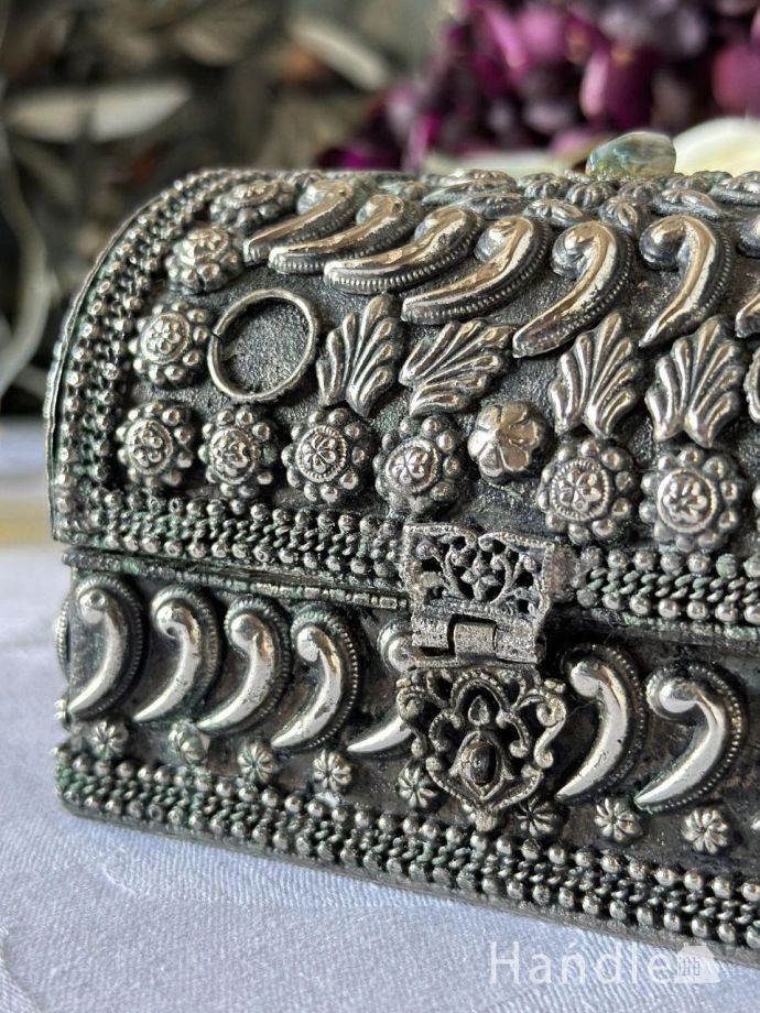 イギリスから届いたアンティークボックス、とっても華やかなジュエリー