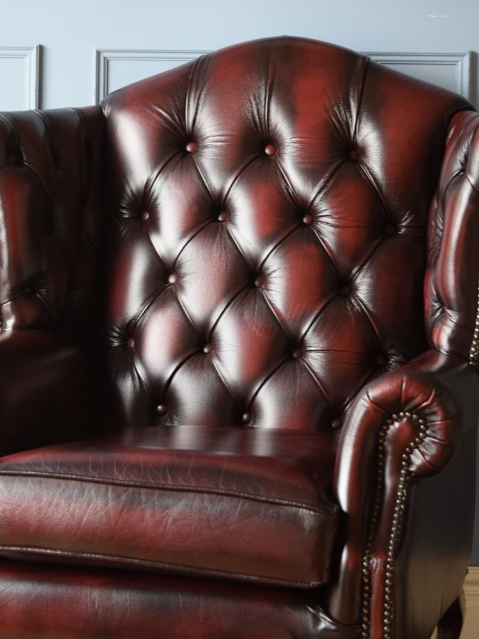 英国アンティークの一人掛け革張りソファ、チェスターフィールドの