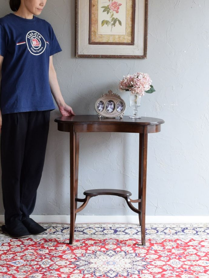 豆の形をした天板が可愛いアンティークテーブル、美しいテーパード