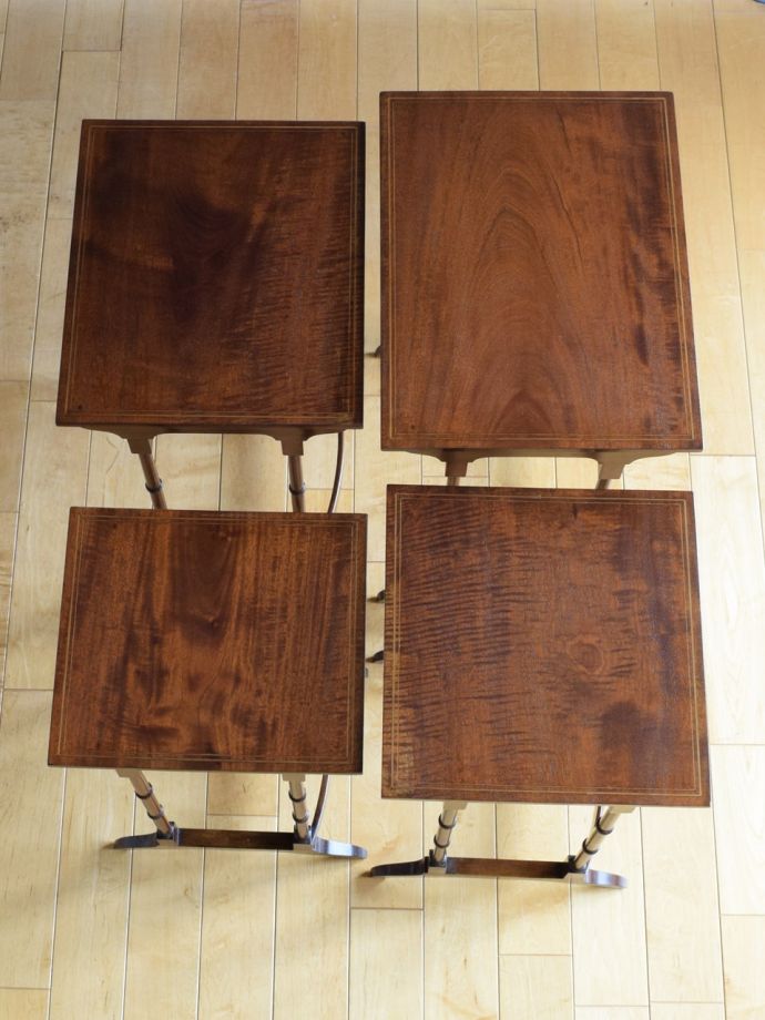 英国から届いた4台セットのテーブル、天板に象嵌が入ったネスト