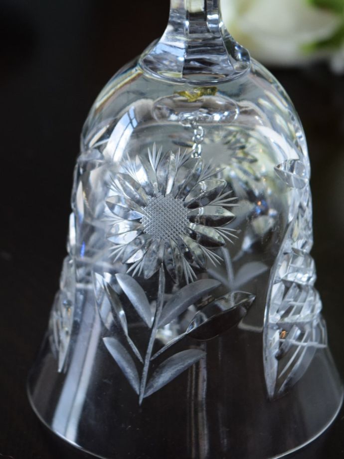 イギリスのアンティークガラス雑貨、ひまわりが咲いた模様の型押しが