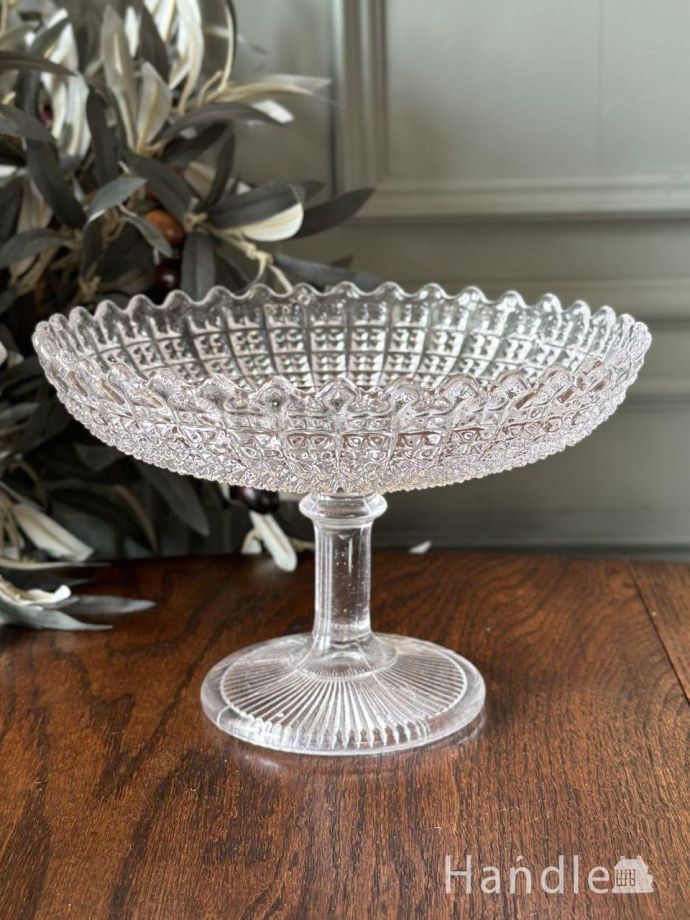 幾何学模様の型押しガラスが美しい、アンティークガラスのコンポート