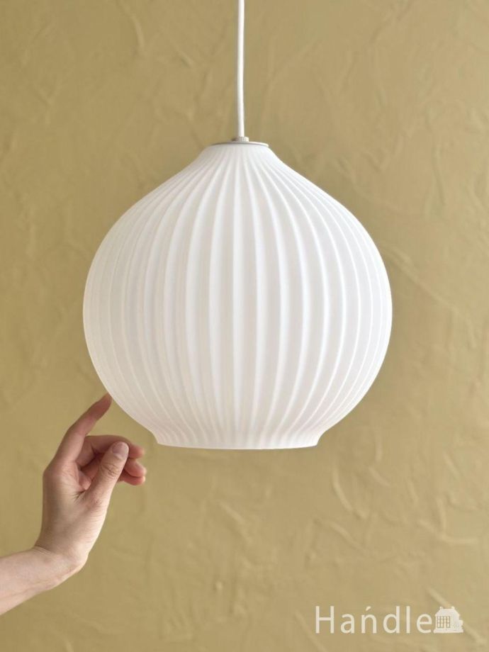 白いガラスシェードのペンダントライト、北欧スタイルのおしゃれな照明