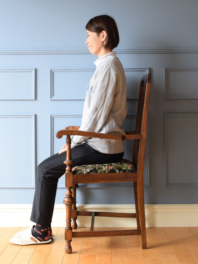 イギリスから届いたアンティークの椅子、クイーンアンのダイニング