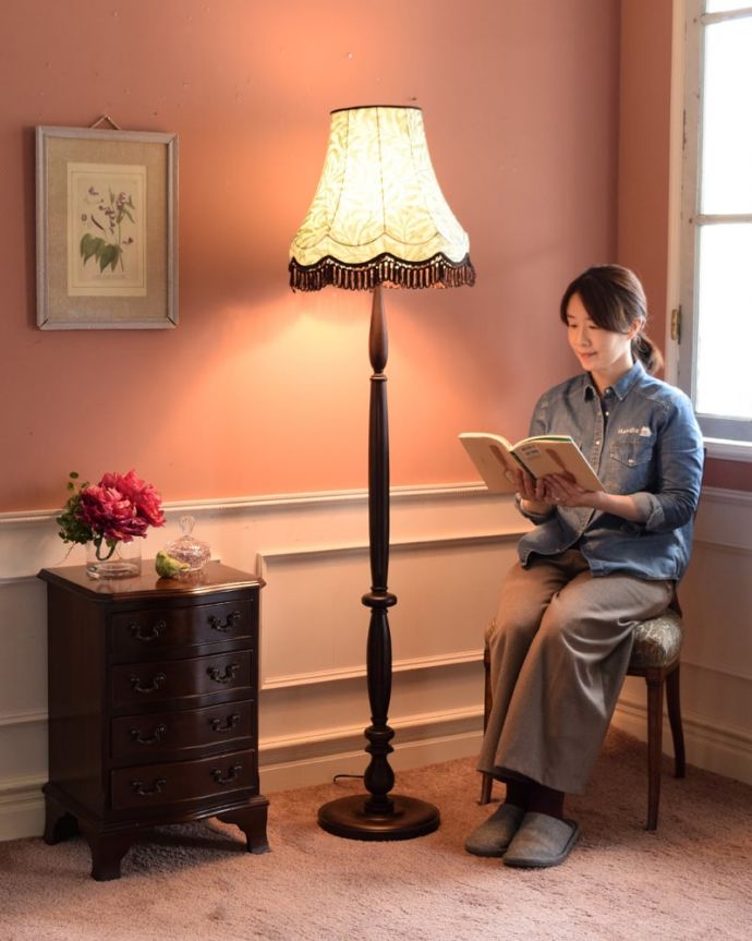 アンティーク風のおしゃれなフロアスタンド、ウィリアムモリス柄の