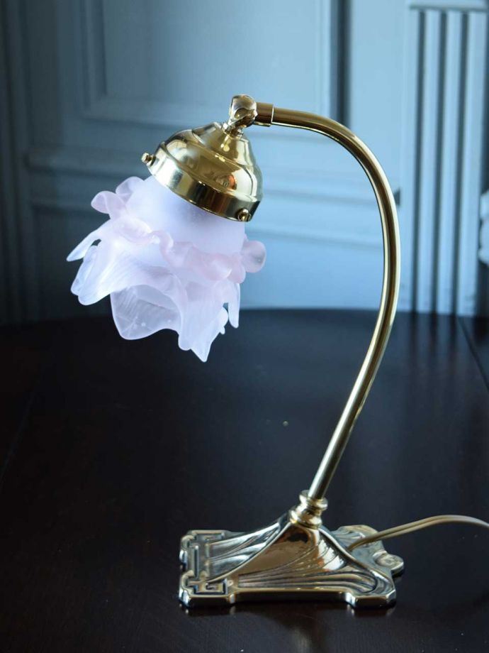 イタリアから届いたおしゃれなスタンドライト、真鍮製のテーブルランプ