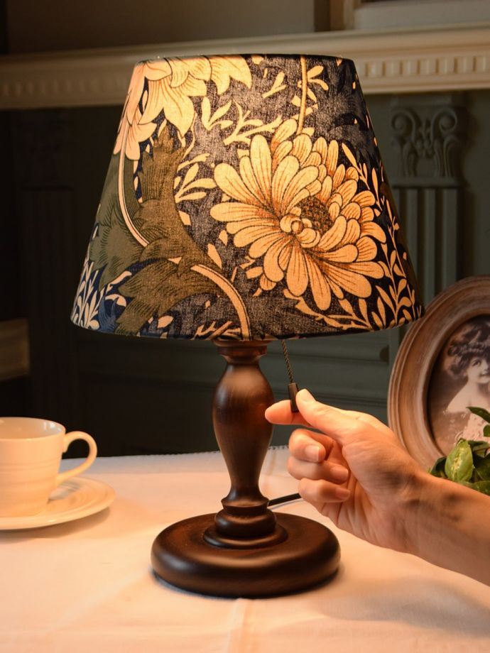 アンティーク風のおしゃれなテーブルランプ、ウィリアムモリス柄の