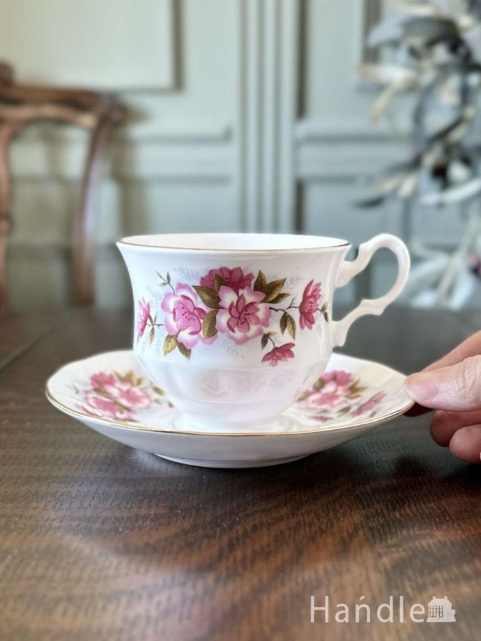 ピンク色の八重桜が描かれたアンティークの食器、ロイヤルケント(Royal