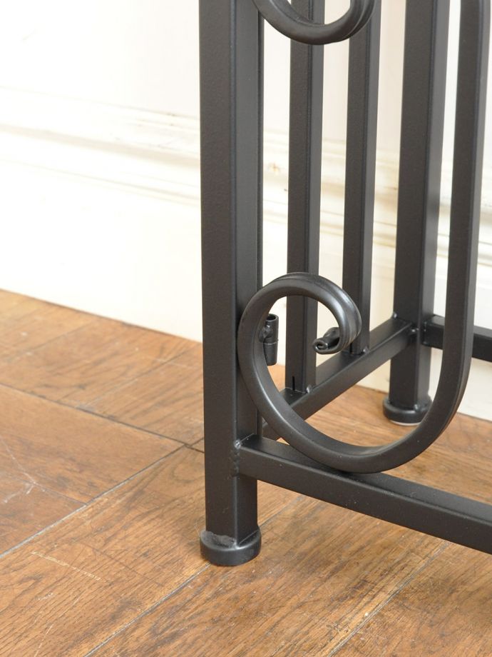 アンティーク風のおしゃれなテーブル、大理石天板✕アイアンの