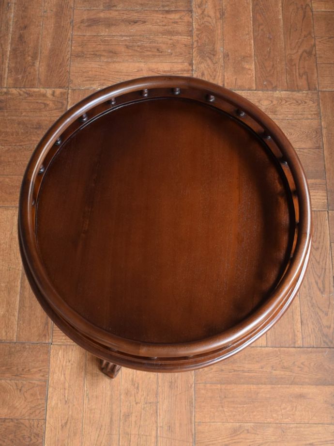 英国アンティーク調のサイドテーブル、天板の装飾がおしゃれなワイン