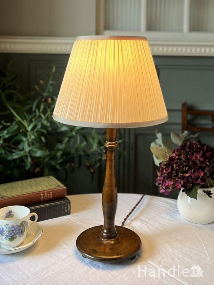 英国輸入のアンティーク照明、ツイストがキレイな木製のテーブルランプ