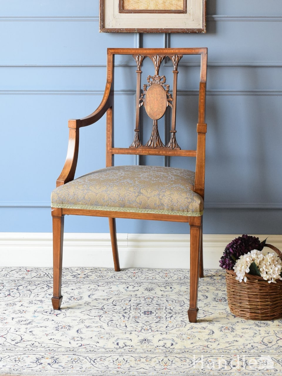 リボンの模様が美しいアンティークの椅子、象嵌が入ったマホガニー材の