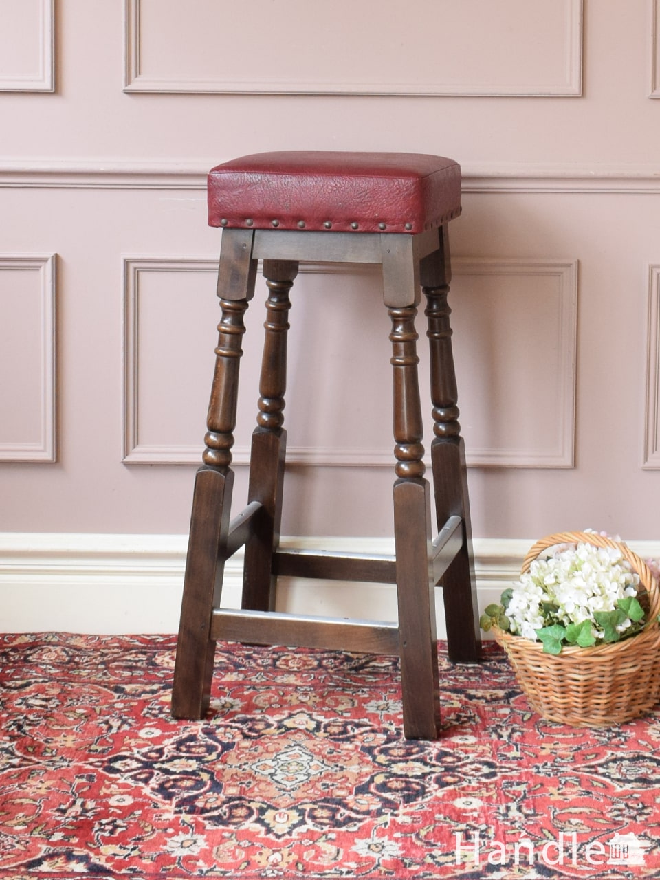 イギリスより到着した脚の彫りがお洒落なアンティークスツール