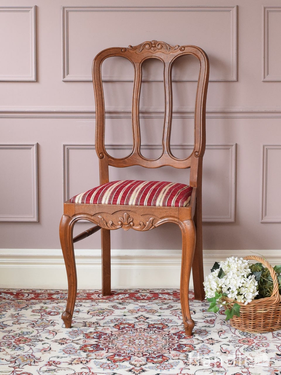 フランスから届いた美しいアンティークの椅子、天使の羽がデザインされ