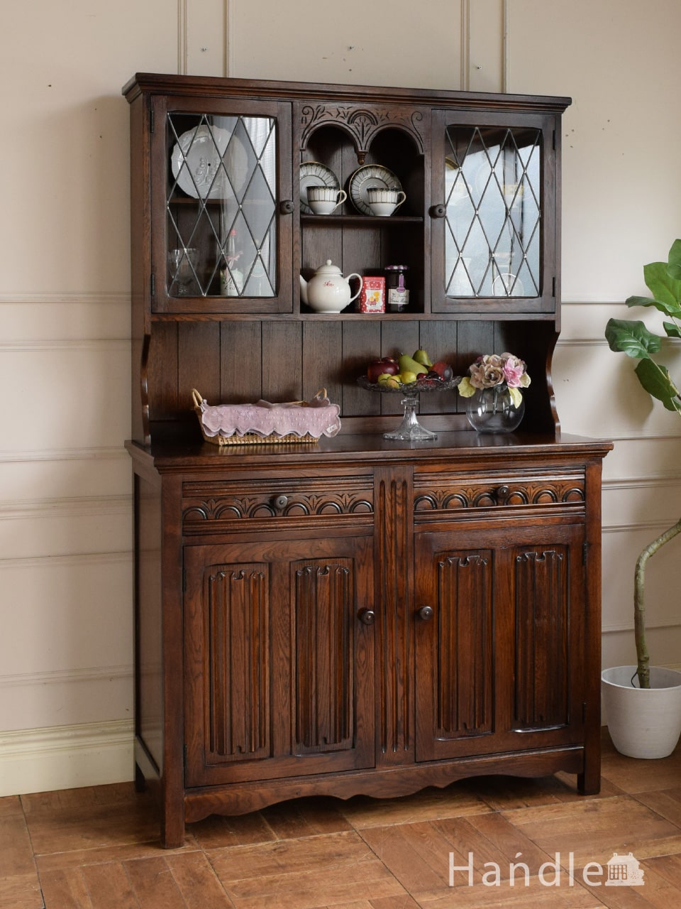 英国のアンティークキャビネット、ステンドグラス扉のおしゃれな食器棚