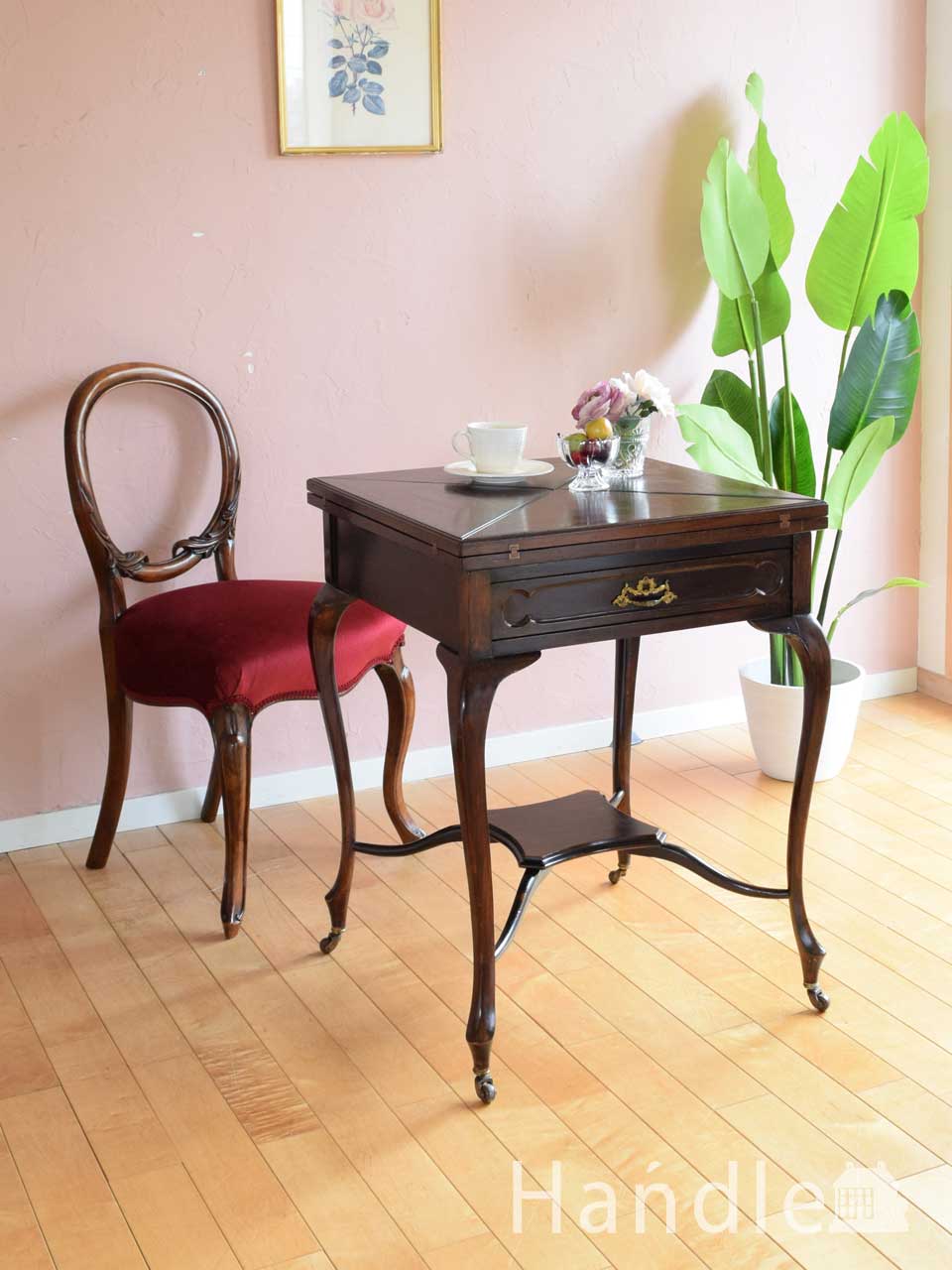 イギリスから届いた美しいテーブル、とってもめずらしいアンティークの